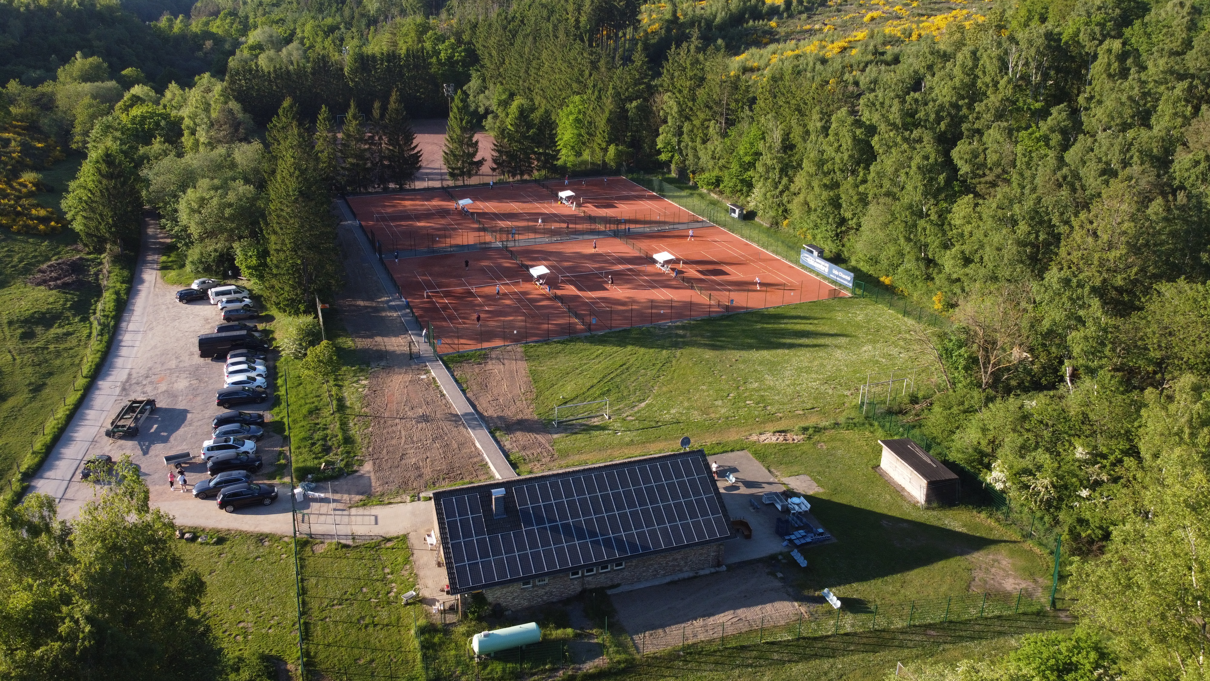 Unsere neugebaute Tennisanlage am Breinigerberg von schräg oben