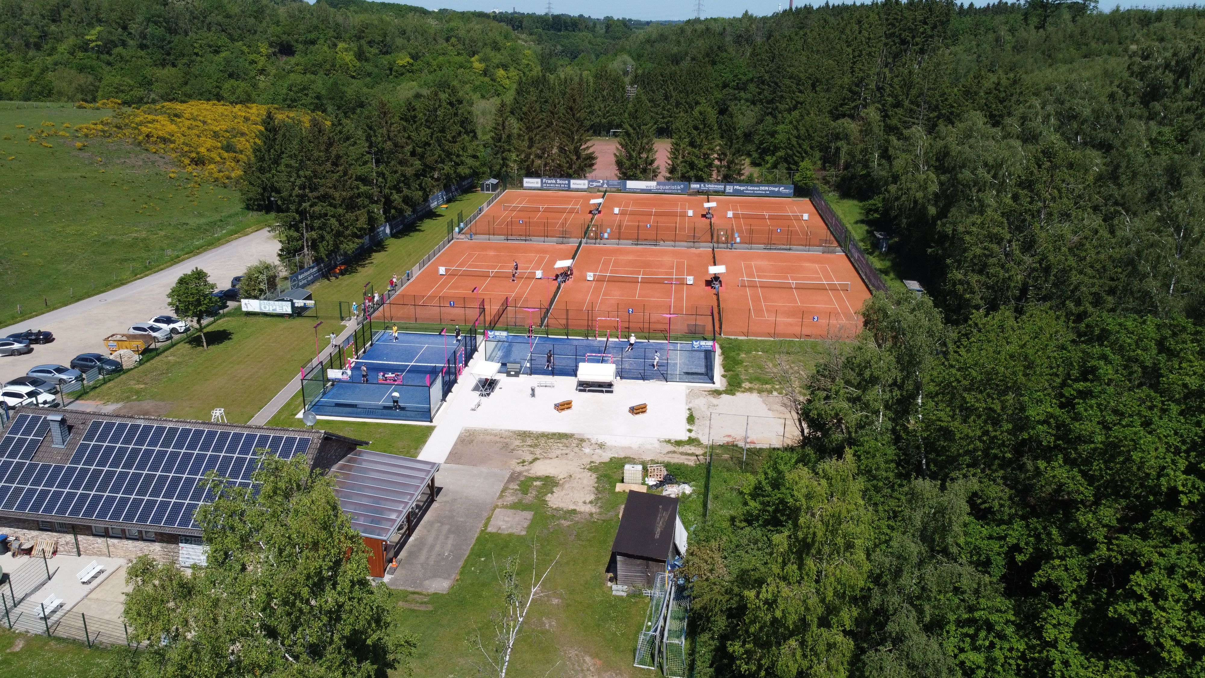 Unsere neugebaute Tennisanlage am Breinigerberg von schräg oben